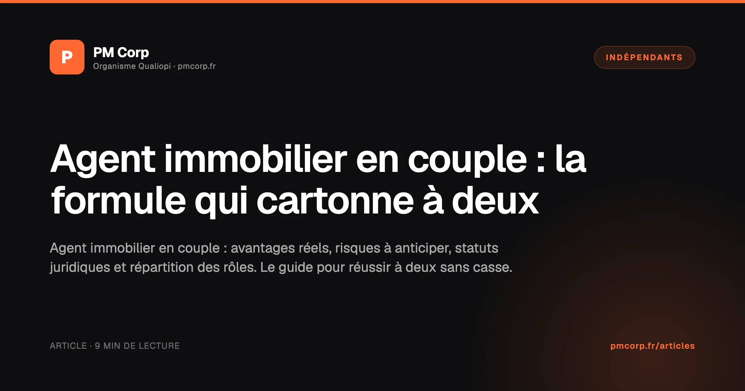 Couple d'agents immobiliers travaillant ensemble sur un ordinateur dans un bureau lumineux