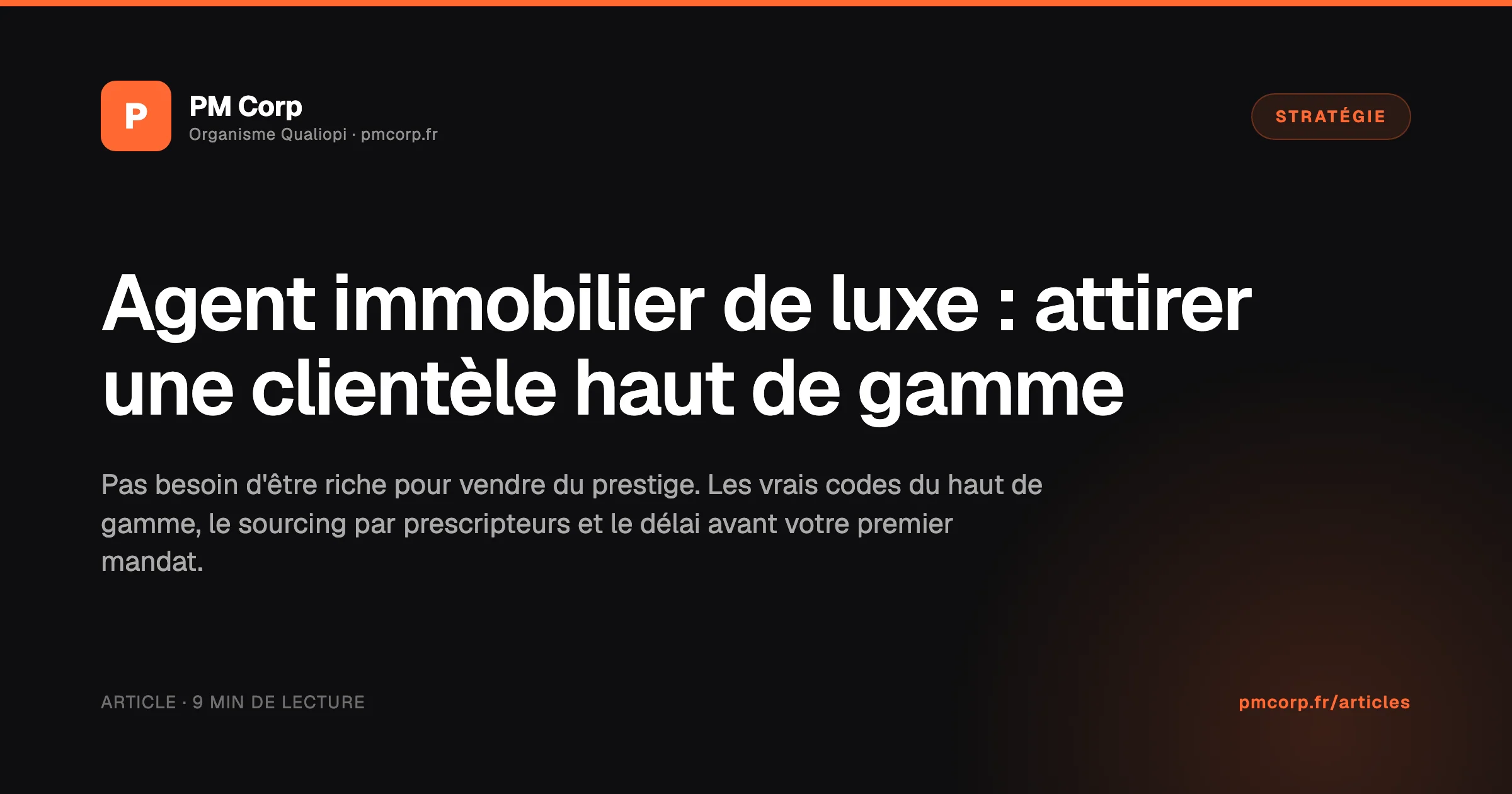 Agent immobilier de luxe présentant un dossier de vente dans une propriété haut de gamme