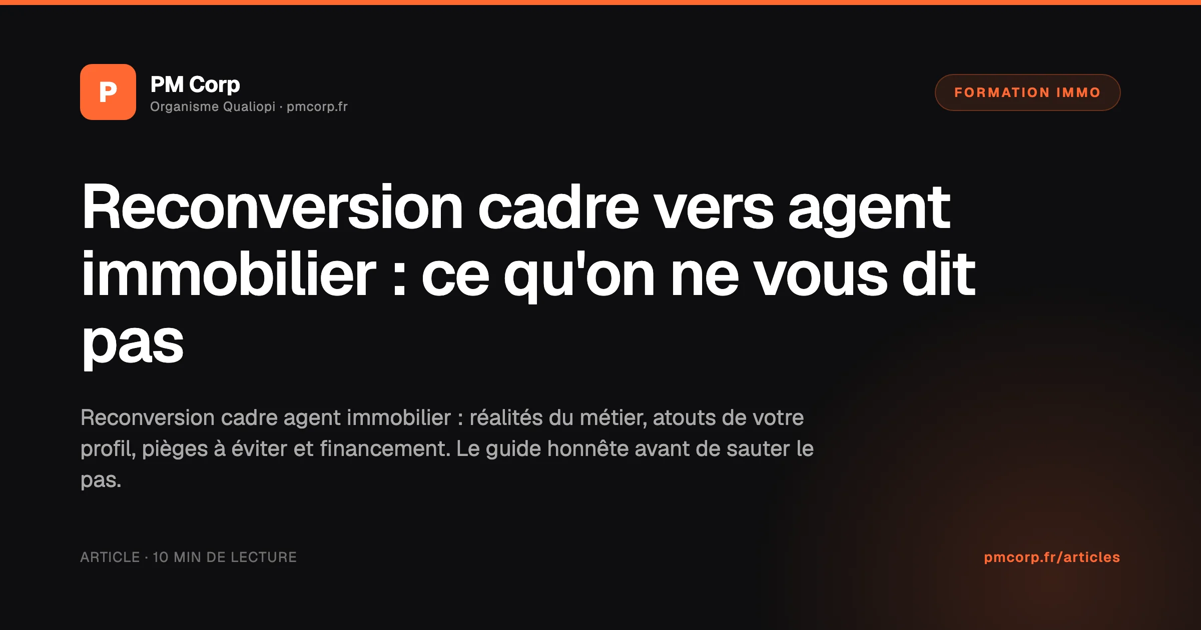 Costume de cadre posé à côté d'une clé de maison symbolisant la reconversion vers agent immobilier