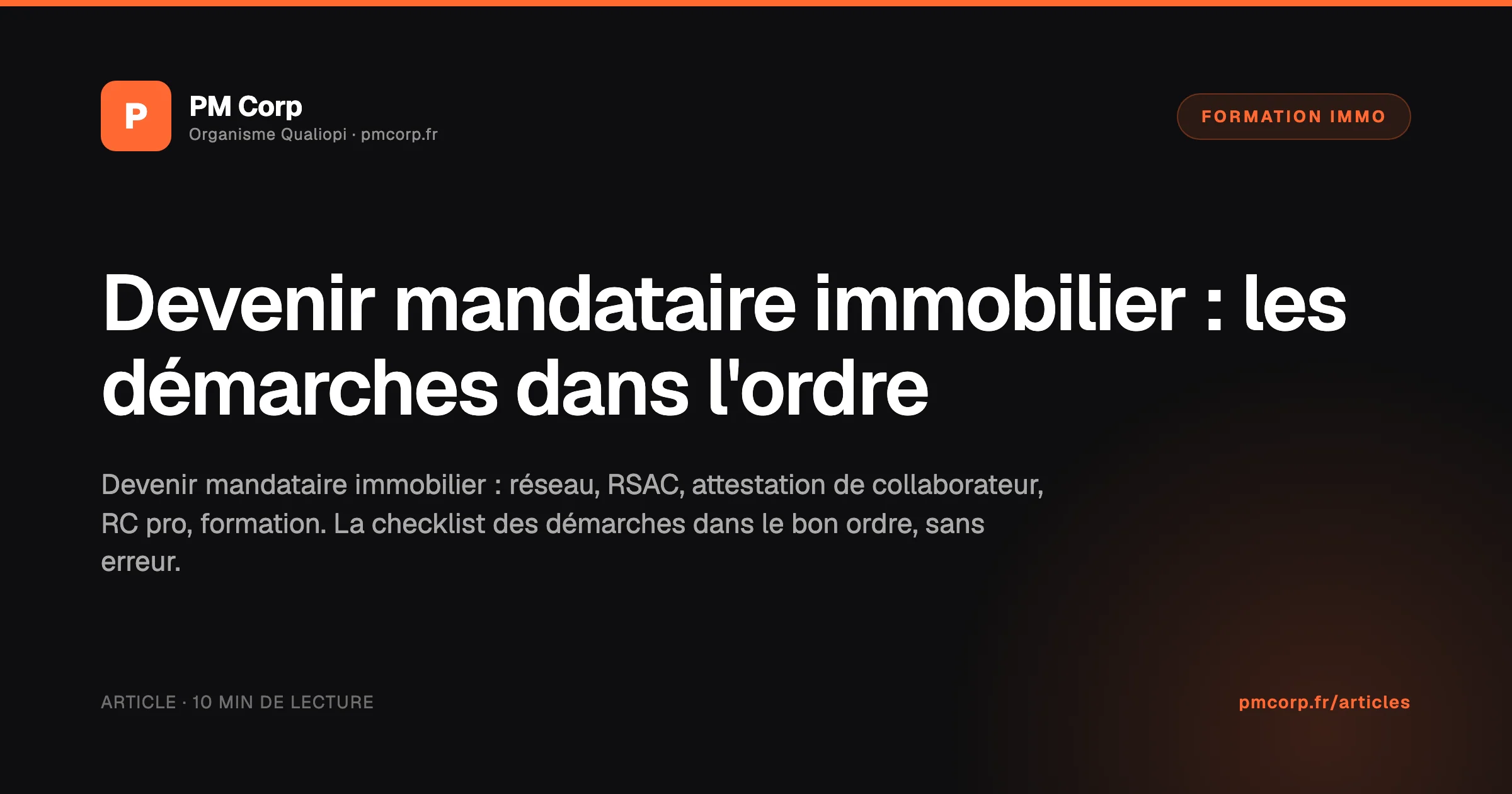 Checklist administrative cochée pour devenir mandataire immobilier, posée à côté d'un jeu de clés