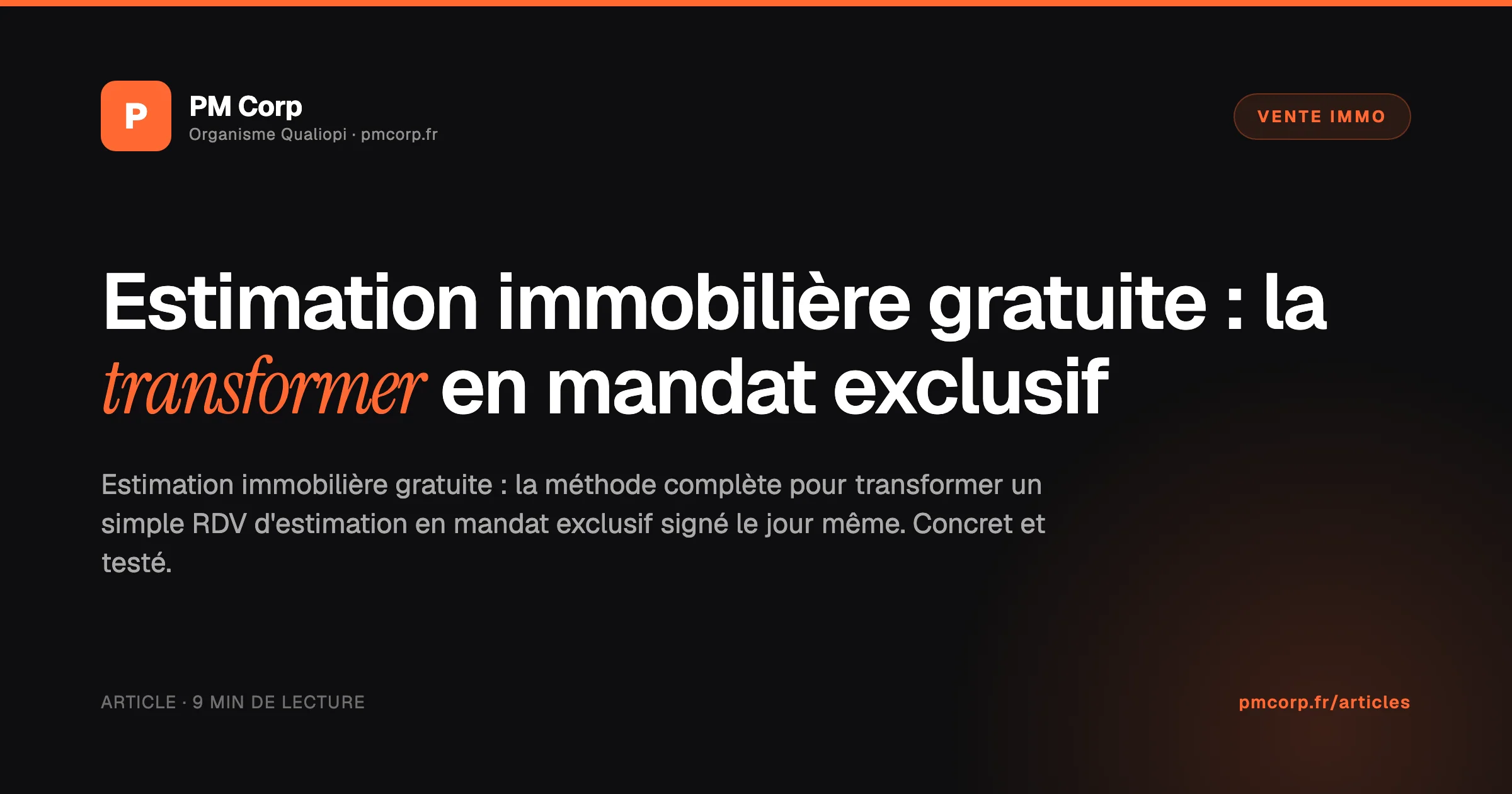 Vendeur signant un mandat immobilier exclusif avec un agent, maison en arrière-plan
