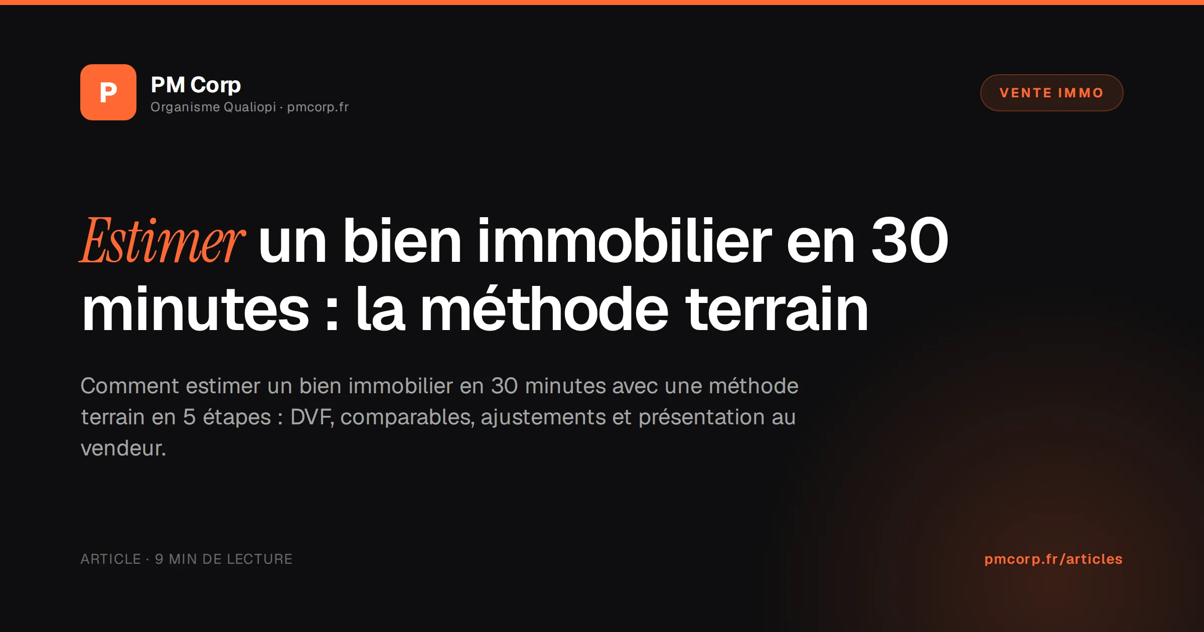 Calculatrice posée sur des plans de maison avec une carte de quartier pour estimer un bien immobilier