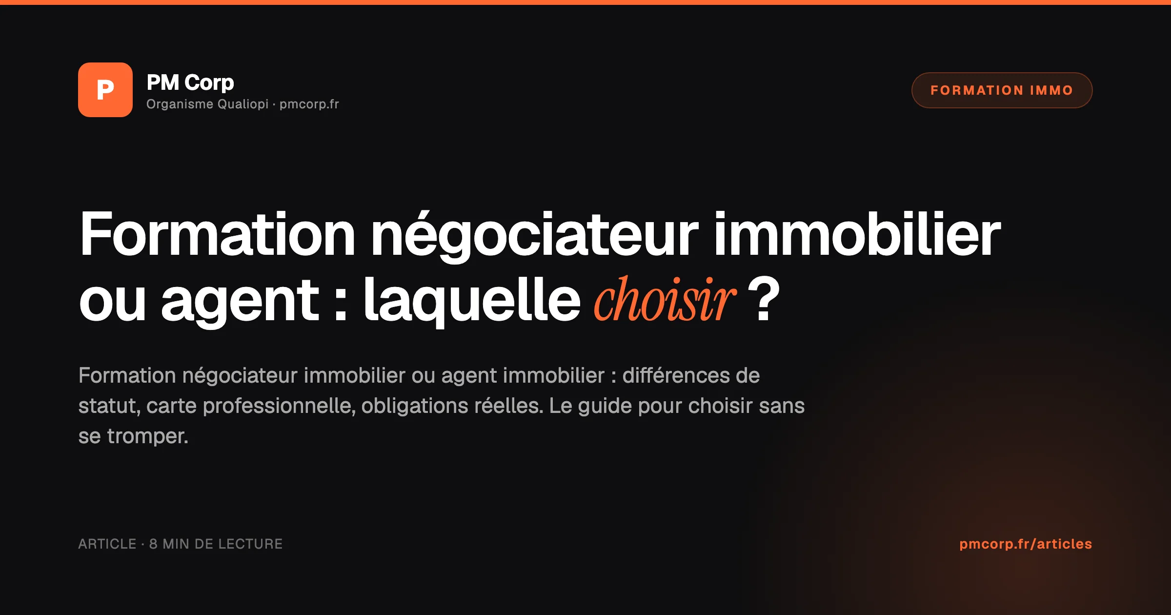 Deux professionnels de l'immobilier comparant leurs statuts autour d'un dossier de mandat