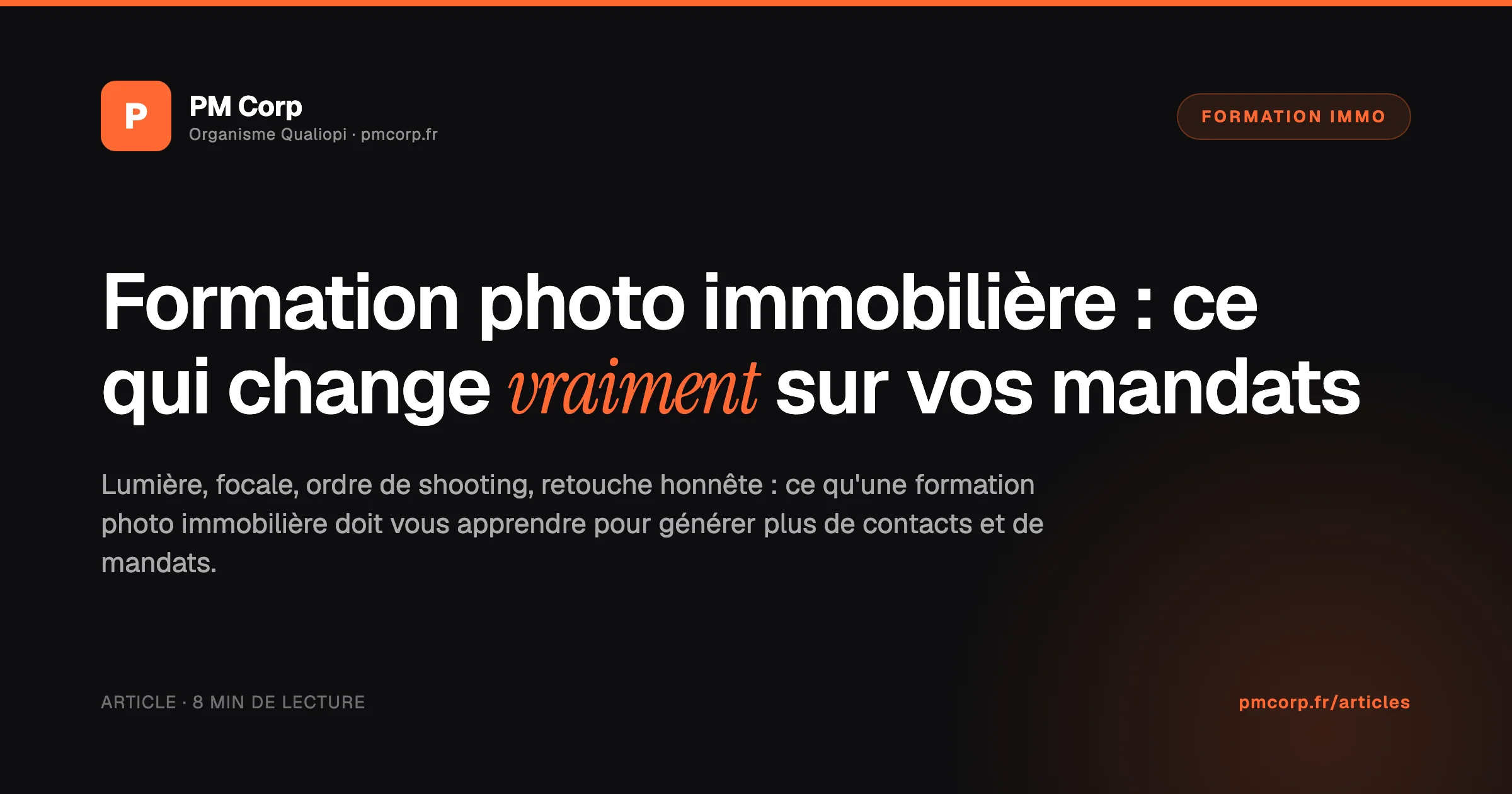Appareil photo sur trépied face à un salon lumineux, illustrant une formation photo immobilière pour agents