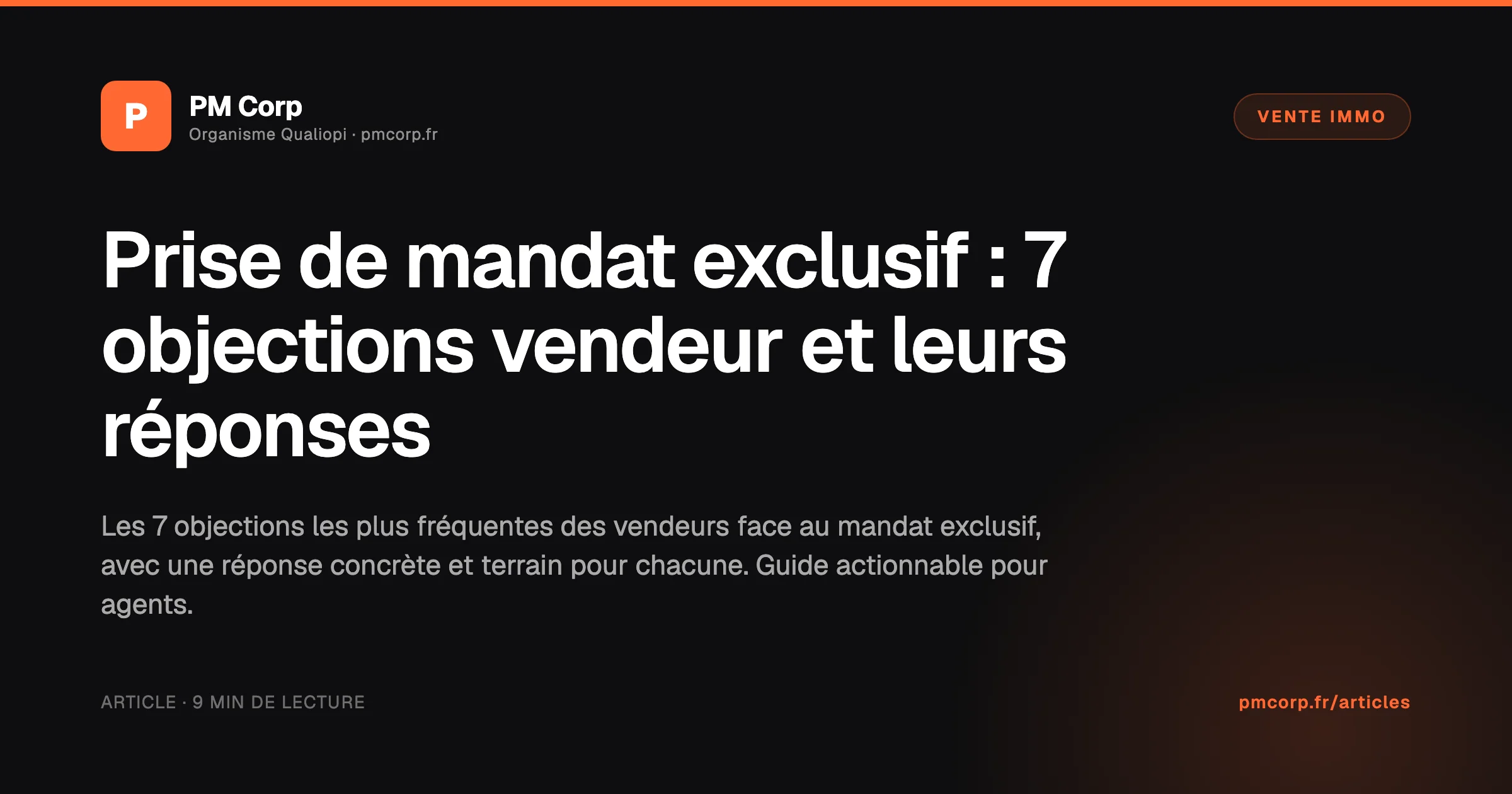 Deux personnes en train de signer un mandat exclusif immobilier, poignée de main de confiance