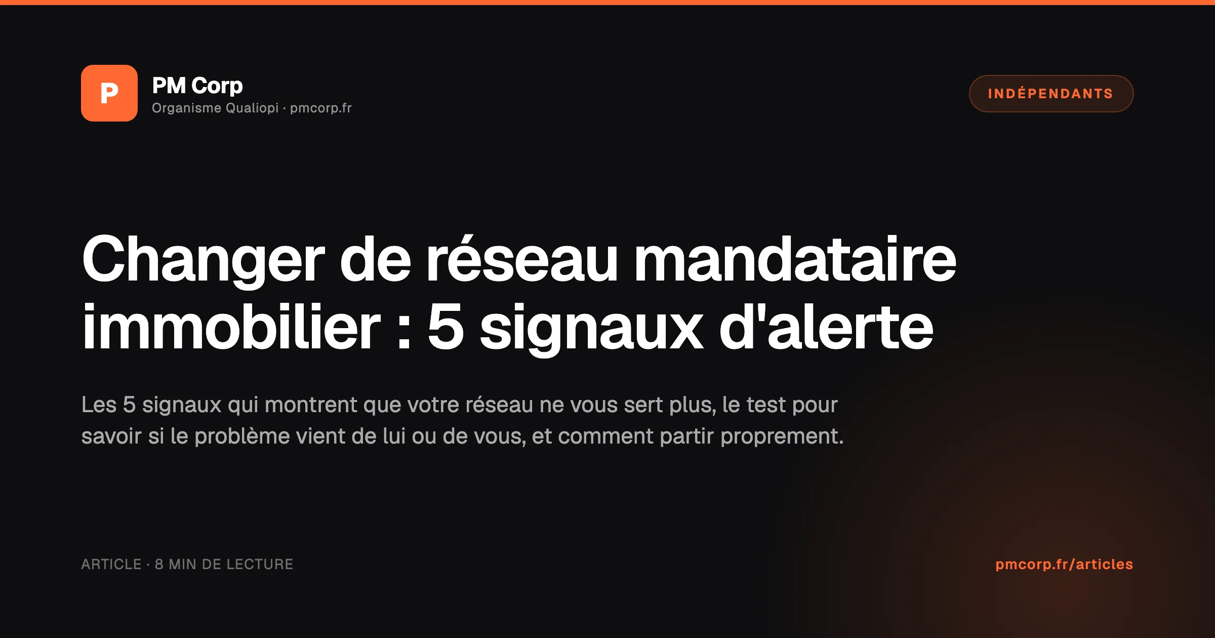 Mandataire immobilier qui compare deux contrats de réseau avant de changer d'enseigne
