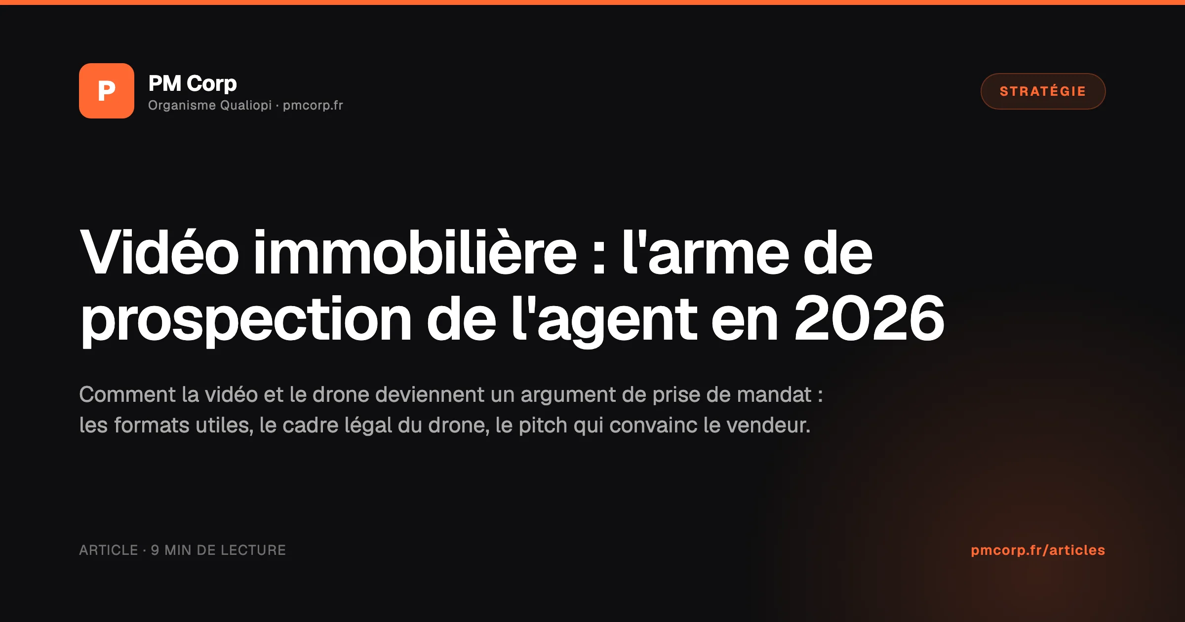 Agent immobilier filmant la visite guidée d'une maison au smartphone avec stabilisateur pour sa prospection
