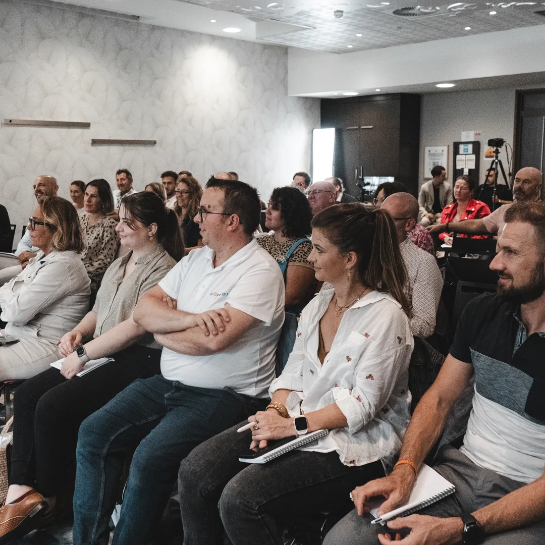 Salle comble lors d'un événement PM Corp