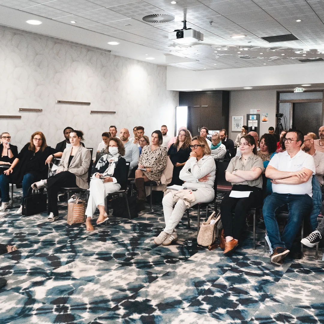 Conférencier PM Corp en plein discours